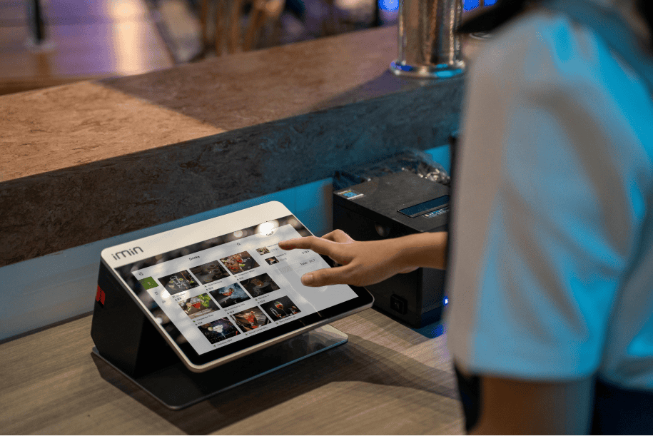 Leveraging Technology in Restaurants: Top Tools to Enhance Customer Experience